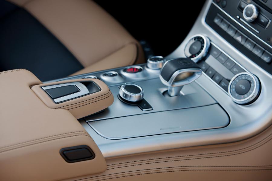  Mercedes-Benz SLS AMG Roadster 2012 года  (фото 12 из 198)